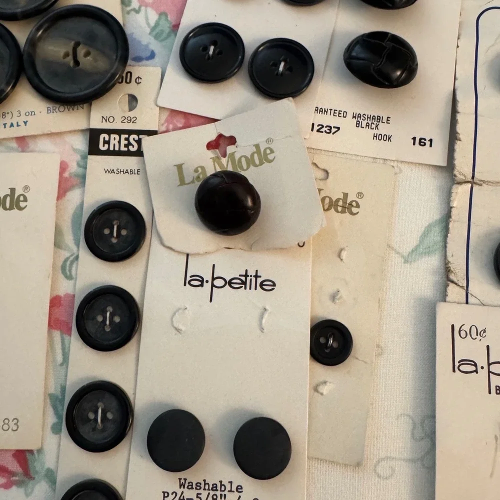 Vintage Black Button Lot La Mode Le Bouton Crest Mixed Sizes Shapes 30+ Pieces